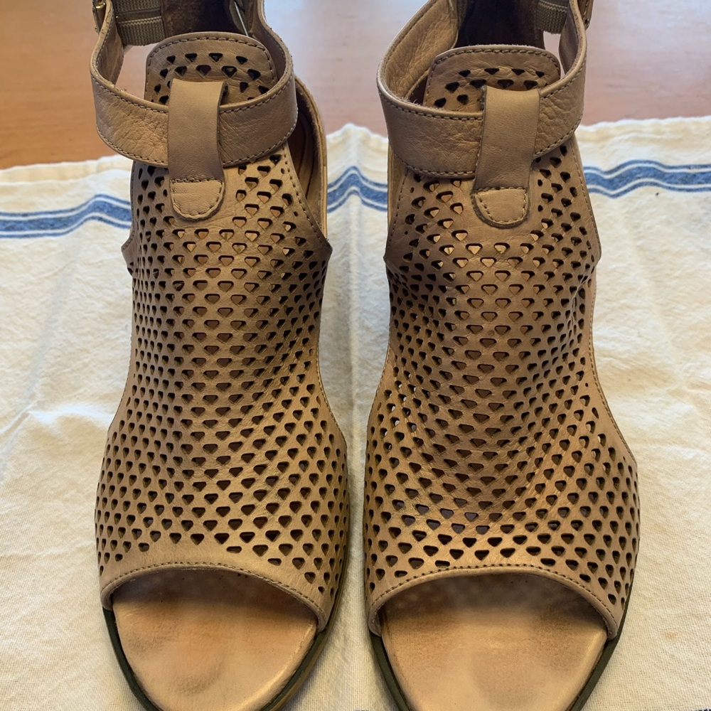 Women’s Venüs Sandals Size 40/9.5